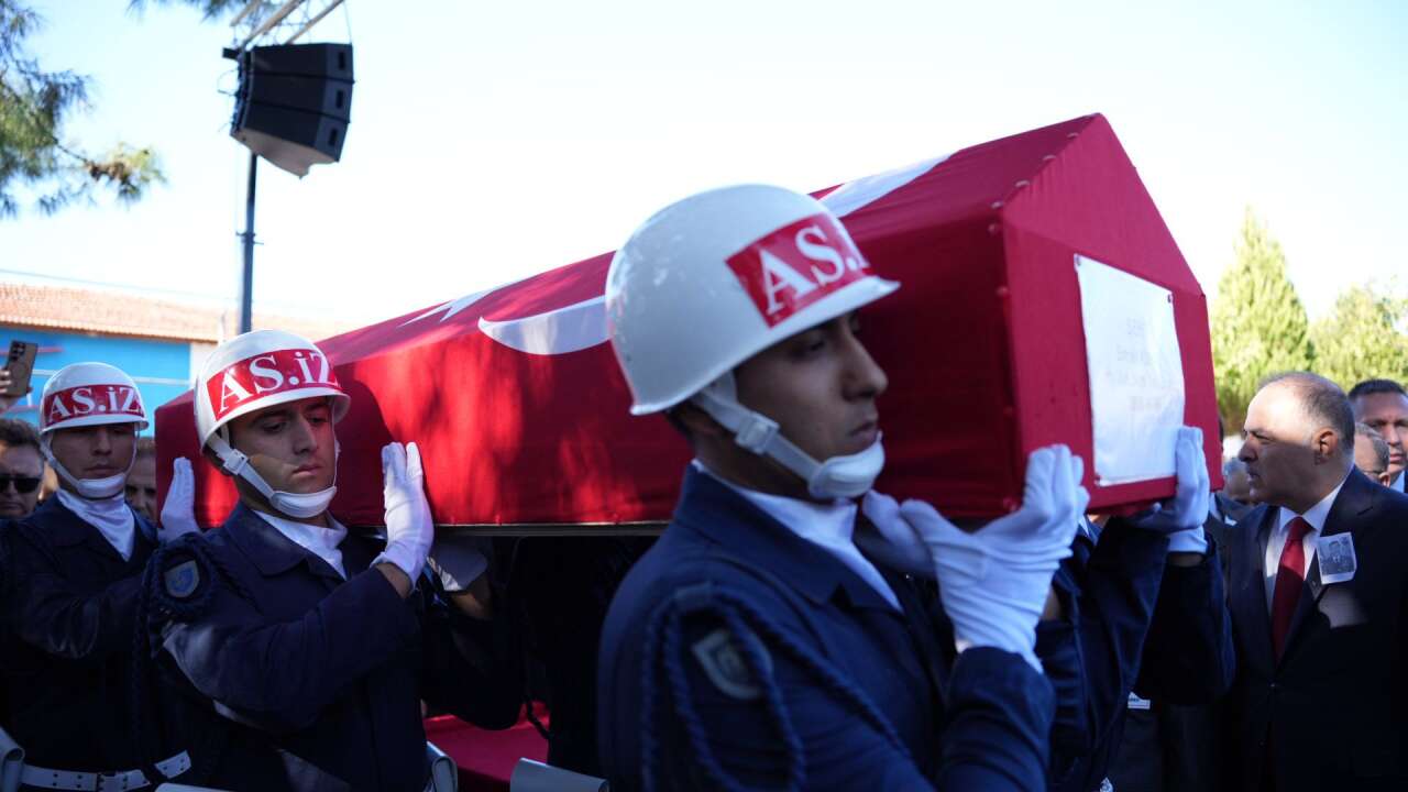 Fotoğrafını Babası Taşıdı: Milas Şehidini Gözyaşlarıyla Uğurladı 3